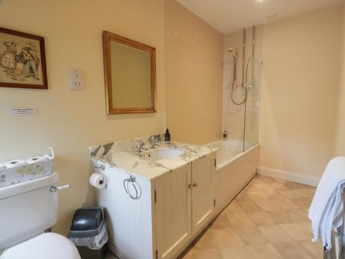 een badkamer met een wastafel, een douche en een toilet bij Fordie East Cottage in Crieff
