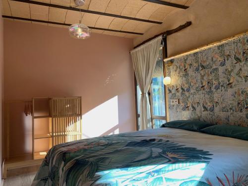 Perarrua的住宿－Casa Candelaria，一间卧室设有一张床和一个大窗户