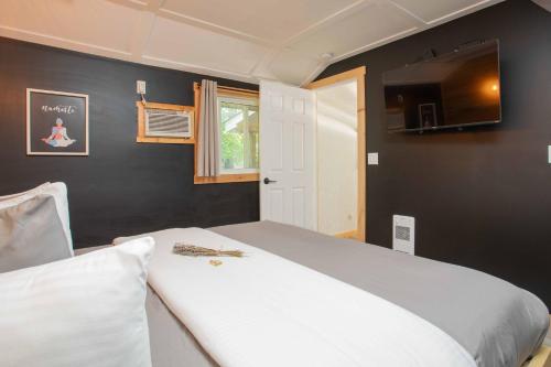 The Valley View Cabins and Event Centerにあるベッド