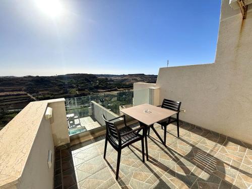 Un balcón o terraza de All Nations Duplex with Pool