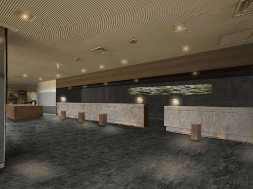 een lobby met een rij bureaus in een gebouw bij Mercure Kochi Tosa Resort & Spa in Geisei