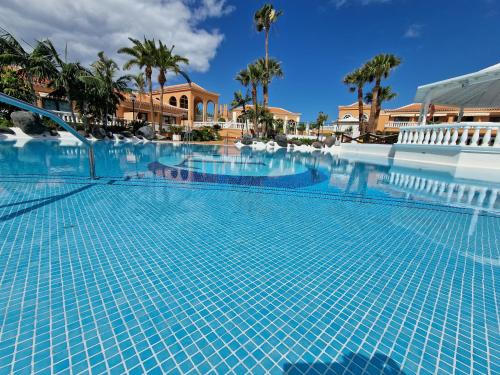 Exclusive Penthouse Playa Las Vistas 5 close to sea and beach, aircondition for a fee, wifi, terrace, heated pool