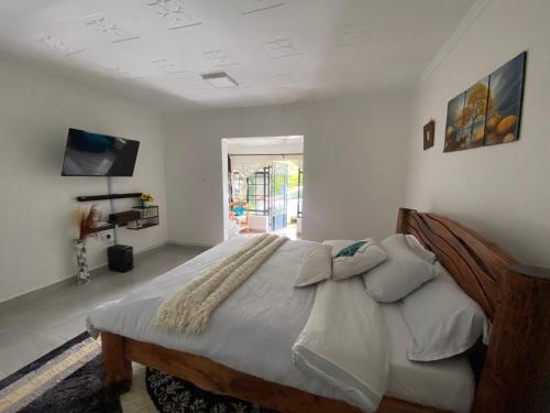 ナイロビにあるUtulivu Houseの部屋の中に大きなベッドがある寝室