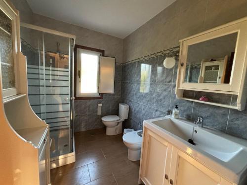 Casa Finca Patelo في Bergondo: حمام مع حوض ومرحاض