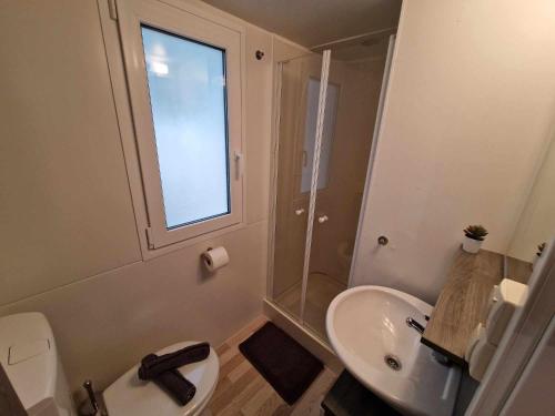 een badkamer met een wastafel, een toilet en een douche bij Paradiso mobile home in Biograd na Moru