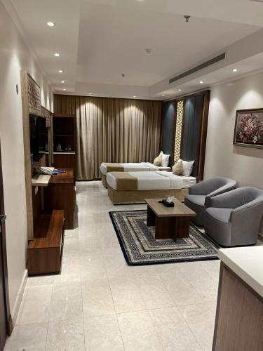 a living room with a couch and a table at درة العروس للوحدات السكنية المفروشة in Jeddah