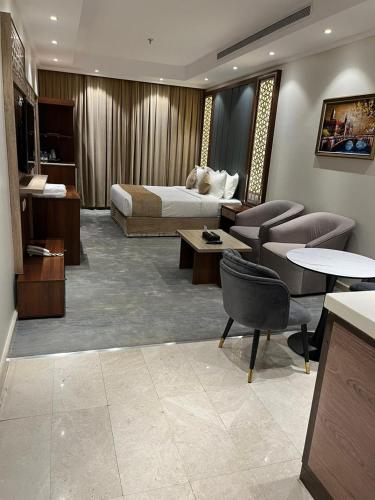 a hotel room with a bed and a living room at درة العروس للوحدات السكنية المفروشة in Jeddah