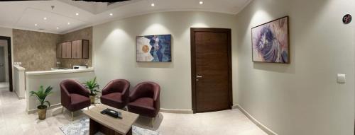 a living room with chairs and a kitchen at درة العروس للوحدات السكنية المفروشة in Jeddah