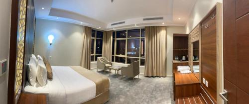 a bedroom with a bed and a desk in a room at درة العروس للوحدات السكنية المفروشة in Jeddah