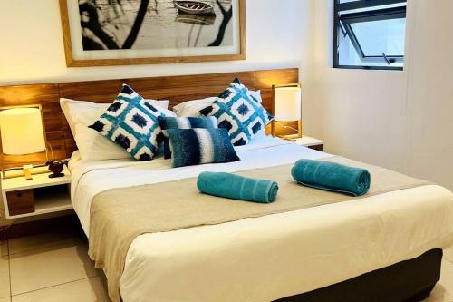 Postel nebo postele na pokoji v ubytování Latitude Luxury Seafront Suite