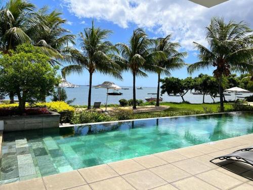 Bazén v ubytování Latitude Luxury Seafront Suite nebo v jeho okolí