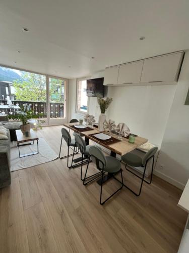 une cuisine et une salle à manger avec une table et des chaises dans l'établissement Residence VARLOPE, à Chamonix-Mont-Blanc