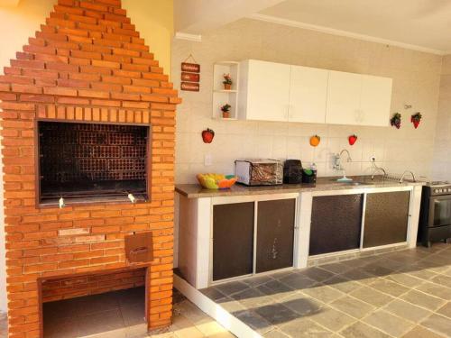 Küche/Küchenzeile in der Unterkunft Casa no Centro Próxima ao Thermas Water Park