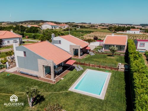 an aerial view of a house with a swimming pool at Páteo Sagaipo in Lourinhã