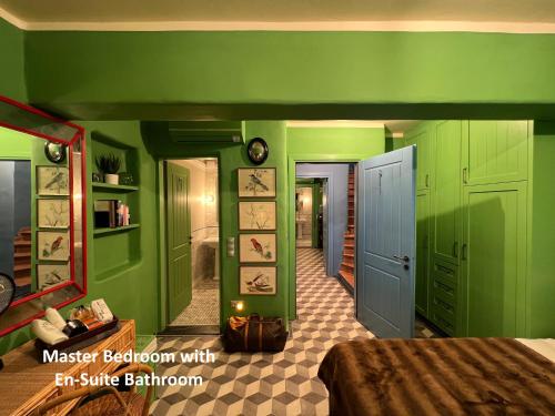 ein Schlafzimmer mit grünen Wänden und ein Hauptschlafzimmer mit einem Eingang in der Unterkunft VillaRentalKoufonisiGreece in Koufonisia