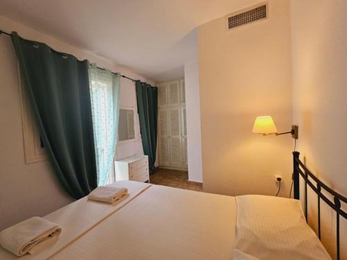 una camera da letto con un letto e due asciugamani di Apartment Classic type Aa5 24 a Pelekas