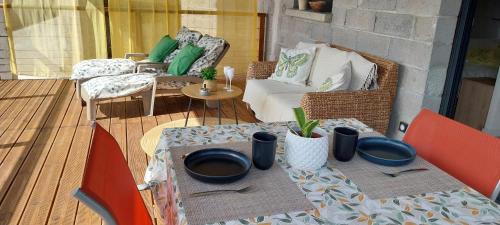 un patio avec une table avec des bols et des ustensiles dans l'établissement Magnifique appartement entre mer et montagne, à Tiuccia