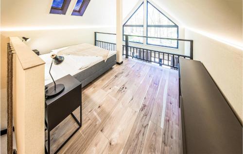 1 dormitorio con cama y ventana grande en Nice Home In Frombork With Kitchen en Frombork