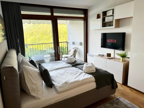 Postel nebo postele na pokoji v ubytování Apartment am Ossiacher See mit Seeblick