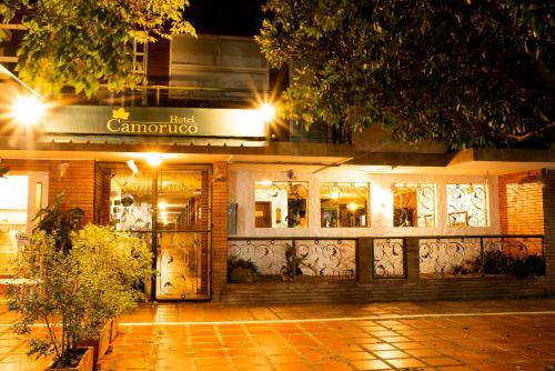 約帕爾的住宿－Hotel Camoruco，夜间在建筑物前的商店