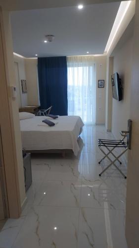 a hotel room with a bed and a television in it at AIR-IN Rooms with magnificent views in Spáta