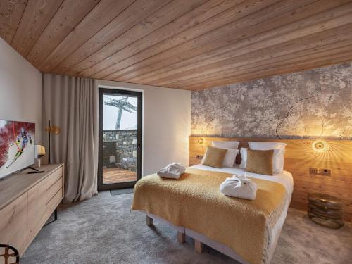 une chambre avec un lit avec deux serviettes dessus dans l'établissement Appartement neuf à Courchevel 1850, ski-in/ski-out, 3 chambres, SPA, piscine - FR-1-564-100, à Courchevel