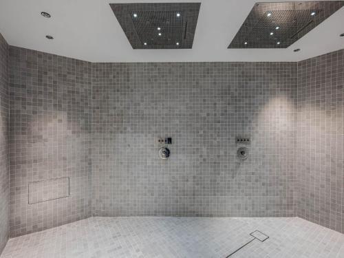 une salle de bain vide avec des murs et des plafonds carrelés dans l'établissement Appartement neuf à Courchevel 1850, ski-in/ski-out, 3 chambres, SPA, piscine - FR-1-564-100, à Courchevel