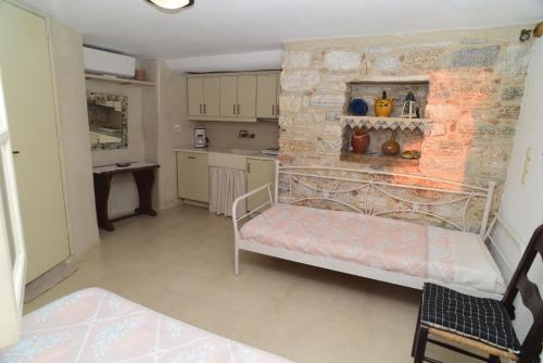 a small room with a bed and a kitchen at Junior paradise! in Agiassos