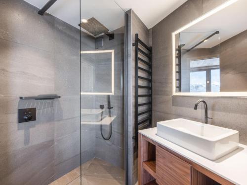 une salle de bain avec un lavabo et une douche en verre dans l'établissement Duplex neuf à Courchevel 1850, au pied des pistes avec accès piscine et SPA - FR-1-564-101, à Courchevel