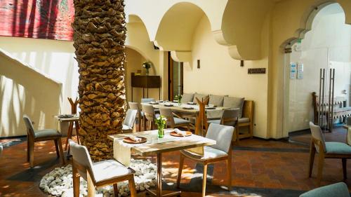 a restaurant with tables and chairs in a room at Cartesiano Boutique & Wellness Hotel in Puebla