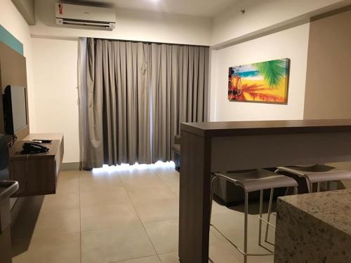 ein Wohnzimmer mit einem Tisch und Stühlen in einem Zimmer in der Unterkunft Olímpia Park Resort in Olímpia