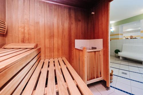 un gimnasio con paredes de madera y un banco en una habitación en Familienhotel Trebesingerhof, en Trebesing