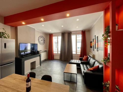 un salon avec un canapé et une table dans l'établissement Magnifique appartement moderne hyper centre, à Saint-Étienne