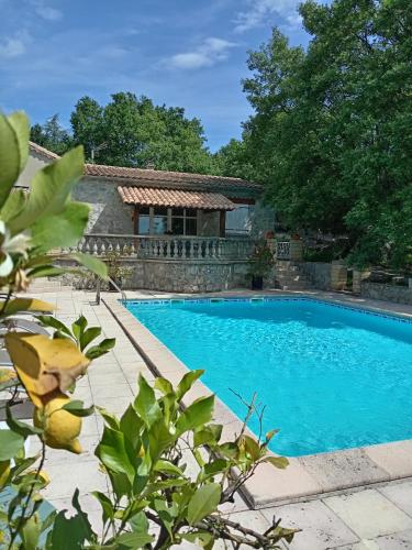une piscine devant une maison dans l'établissement Gite Les Cigales, à Labeaume