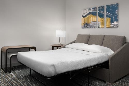 Cama en habitación con sofá en Homewood Suites by Hilton San Antonio Riverwalk/Downtown en San Antonio