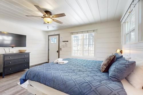 sypialnia z łóżkiem i wentylatorem sufitowym w obiekcie Manzanita Holiday 3 w mieście South Lake Tahoe