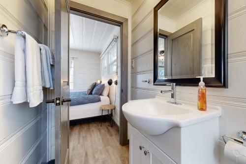 łazienka z umywalką, lustrem i łóżkiem w obiekcie Manzanita Holiday 3 w mieście South Lake Tahoe