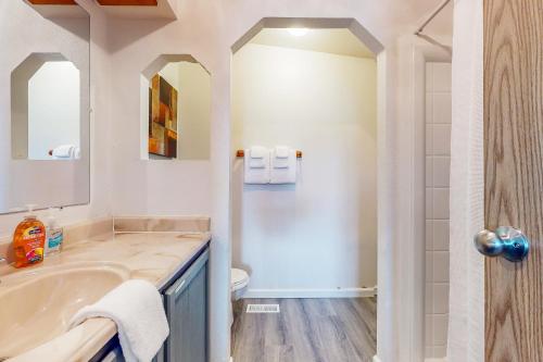 ein Badezimmer mit einer Badewanne, einem Waschbecken und einem WC in der Unterkunft Papa Shaw's Retreat in Sumner