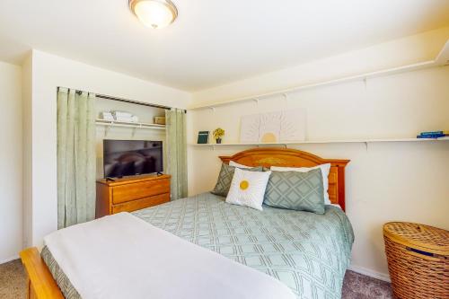 ein kleines Schlafzimmer mit einem Bett und einem TV in der Unterkunft Papa Shaw's Retreat in Sumner