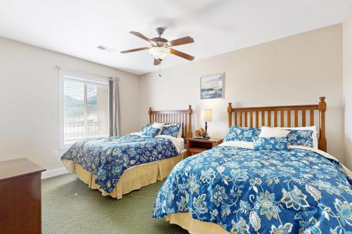 Un dormitorio con dos camas y un ventilador de techo. en Bon Air 2011, en Gatlinburg