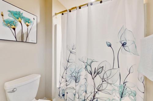 Un baño con una cortina de ducha con flores. en Bon Air 2011, en Gatlinburg