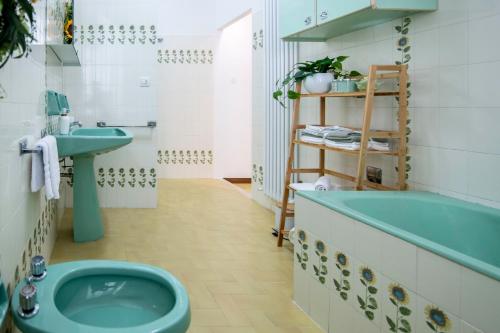 a bathroom with a green toilet and a sink at Il Bosco di Silvia in Bosco