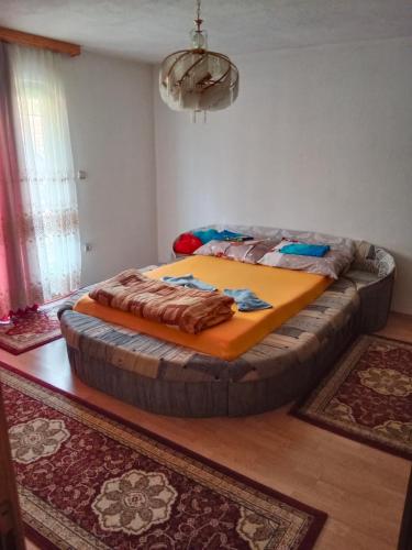 un letto in una stanza con un letto grande in una stanza di Vila Anđelija a Velika Kladuša