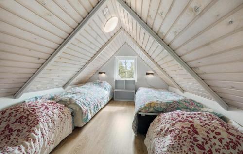 Postel nebo postele na pokoji v ubytování Beautiful Home In Glesborg With Wifi