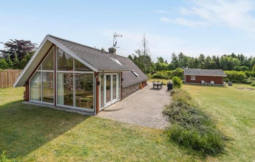 Glesborgにある4 Bedroom Amazing Home In Glesborgの庭にガラスのドアがある家の増築部分