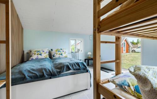 4 Bedroom Amazing Home In Glesborgにあるベッド