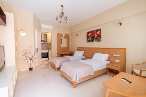 pokój hotelowy z 2 łóżkami i stołem w obiekcie Romeo apartament 2 w Lixoúrion