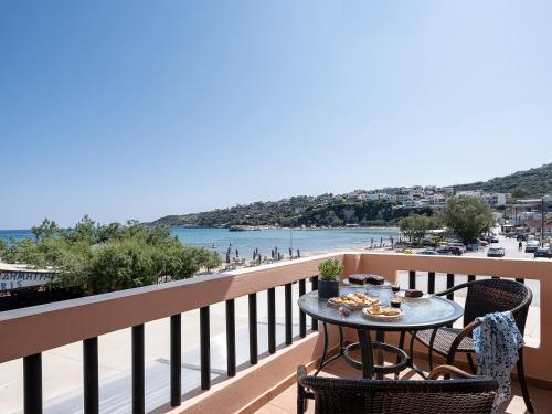 stół na balkonie z widokiem na plażę w obiekcie Elena Apartments w mieście Almirida