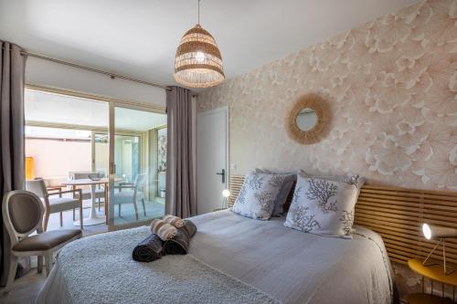 - une chambre dotée d'un lit avec une paire de chaussures dans l'établissement LE SELI, Luxueux 2 pièces, centre d'Antibes, à Antibes