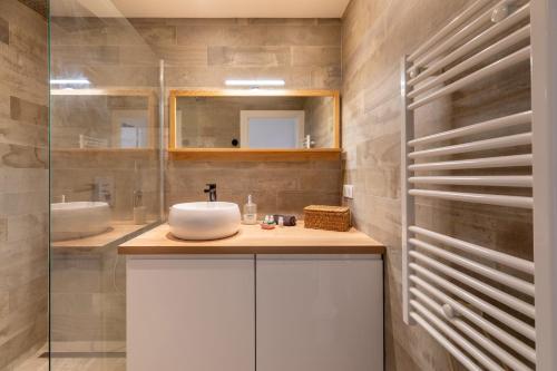 une salle de bain avec un lavabo et un miroir dans l'établissement LE SELI, Luxueux 2 pièces, centre d'Antibes, à Antibes